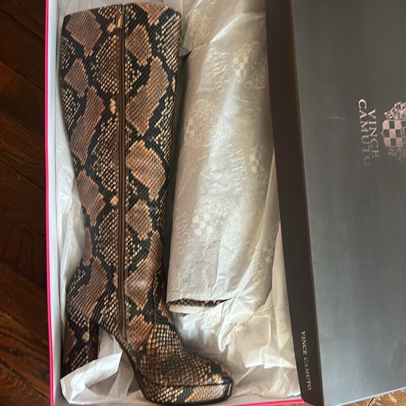 NVW snake skin Vince Camuto boots. - Picture 2 of 6